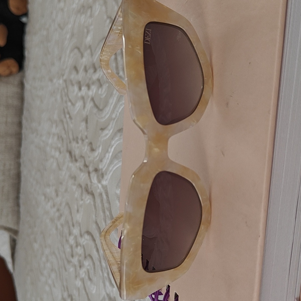 NWOT DEZI Marble Cream Sunglasses